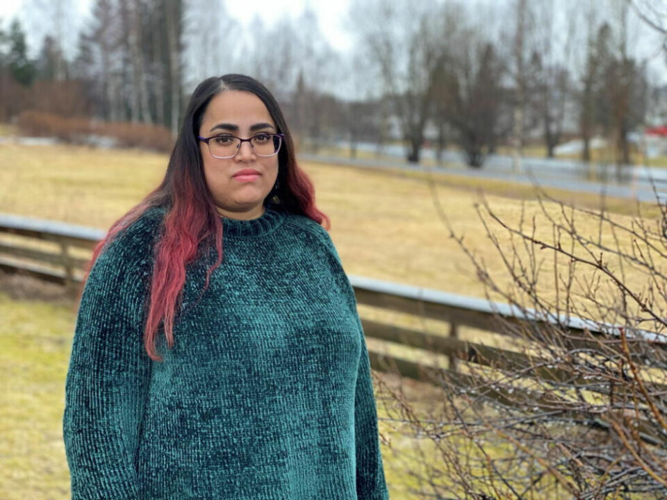 KRONISK SYK. Elisabeth Pettersen Nordeng har en kronisk sykdom som gjør at huden under føttene og inni hendene vokser raskere enn vanlig. Hun får ikke dekket den eneste behandlingen som hun synes fungerer, men må betale selv. KRONISK SYK. Elisabeth Pettersen Nordeng har en kronisk sykdom som gjør at huden under føttene og inni hendene vokser raskere enn vanlig. Hun får ikke dekket den eneste behandlingen som hun synes fungerer, men må betale selv. Foto: Eva S. Winther
