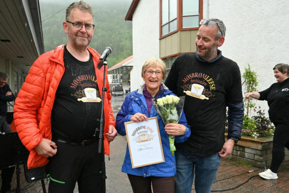 HEDRET. Sissel Bentsen fikk utdelt hedersprisen for 2022 under Møsbrømlefsefestival. Her avbildet sammen med Sverre Breivik (t.v.) og Pudde Madsen. HEDRET. Sissel Bentsen fikk utdelt hedersprisen for 2022 under Møsbrømlefsefestival. Her avbildet sammen med Sverre Breivik (t.v.) og Pudde Madsen. Foto: Lise Ailin Rosvoll Berntzen