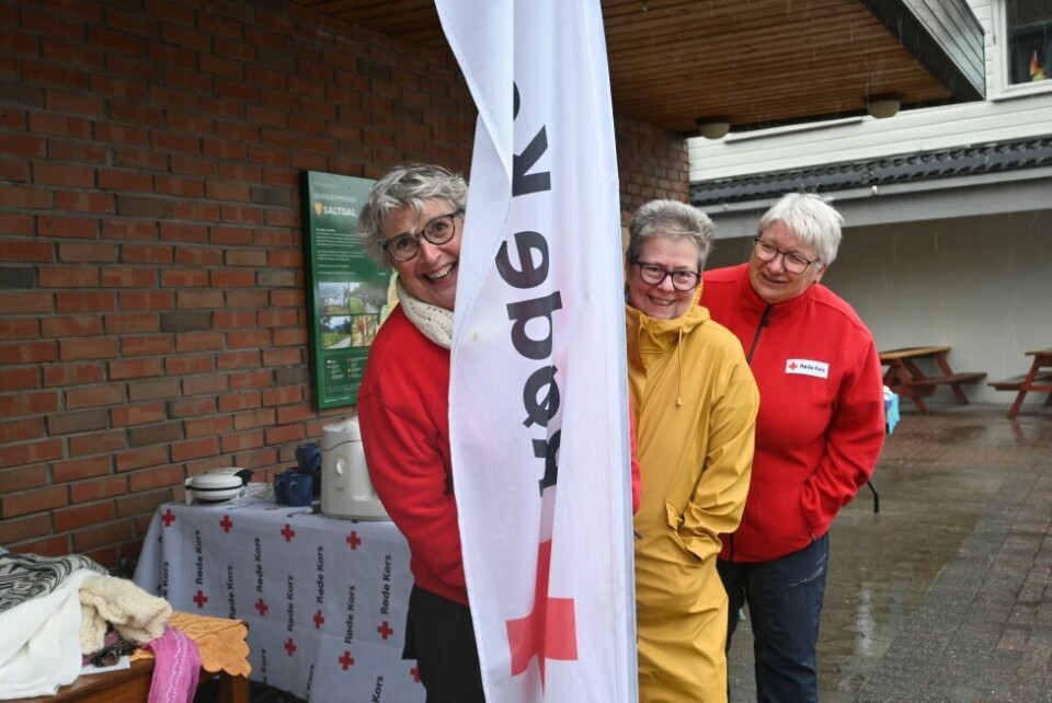 GODT HUMØR. Bibbi Myrvoll, Lisbeth Vasset og Maren Ersvik fra Saltdal Røde kors hadde loppemarked og varmet hele arrangementet med store smil. GODT HUMØR. Bibbi Myrvoll, Lisbeth Vasset og Maren Ersvik fra Saltdal Røde kors hadde loppemarked og varmet hele arrangementet med store smil. Foto: Lise Ailin Rosvoll Berntzen