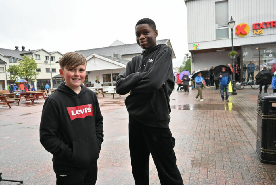 DANSET. Arijan Lundstrøm (12) og Gabriel Doboyou (17) lot seg ikke stoppe av regn og imponerte alle de oppmøtte med dans på torget. DANSET. Arijan Lundstrøm (12) og Gabriel Doboyou (17) lot seg ikke stoppe av regn og imponerte alle de oppmøtte med dans på torget.