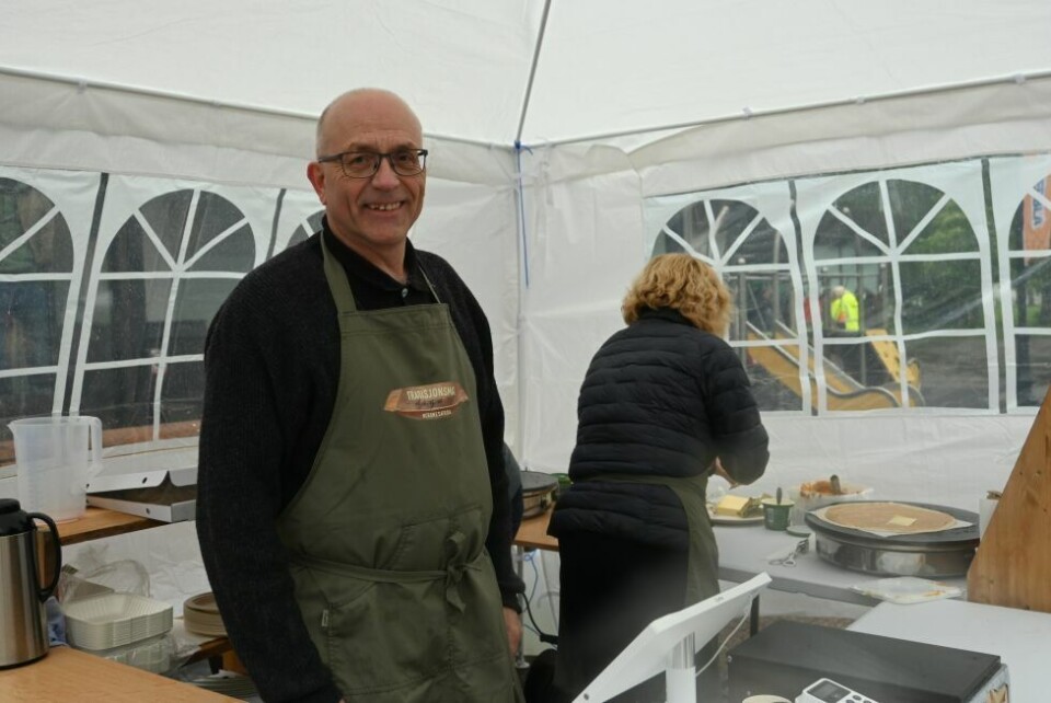 Tommy Edvardsen var på plass med møsbrømlefser fra Nordnes camp og bygdesenter og et stort smil. Tommy Edvardsen var på plass med møsbrømlefser fra Nordnes camp og bygdesenter og et stort smil. Foto: Lise Ailin Rosvoll Berntzen