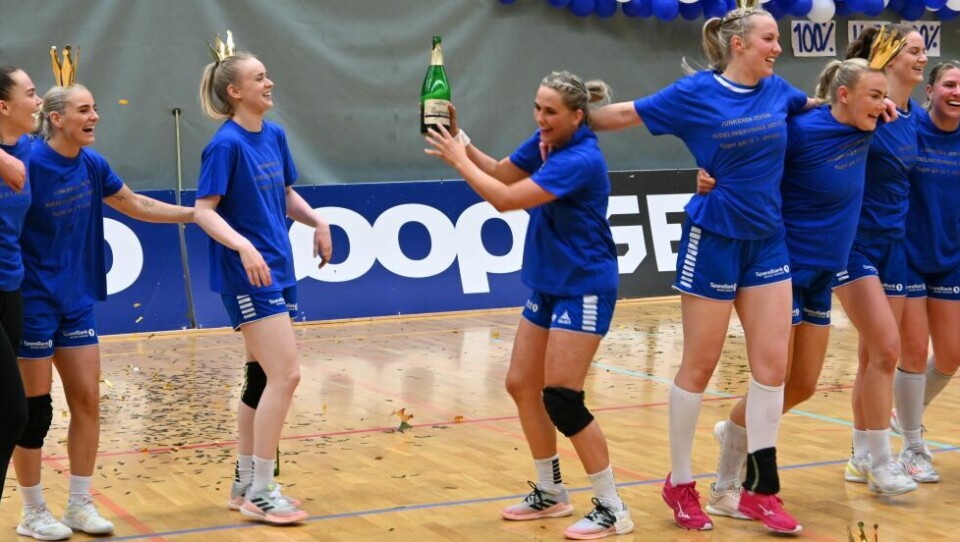 CHAMPAGNE. Guro Aanes Johansen med champagneflaska for å feire opprykk sammen med lagvenninne og bestevenninne Trude Håkonsen. CHAMPAGNE. Guro Aanes Johansen med champagneflaska for å feire opprykk sammen med lagvenninne og bestevenninne Trude Håkonsen. Foto: Stig Bjørnar Karlsen