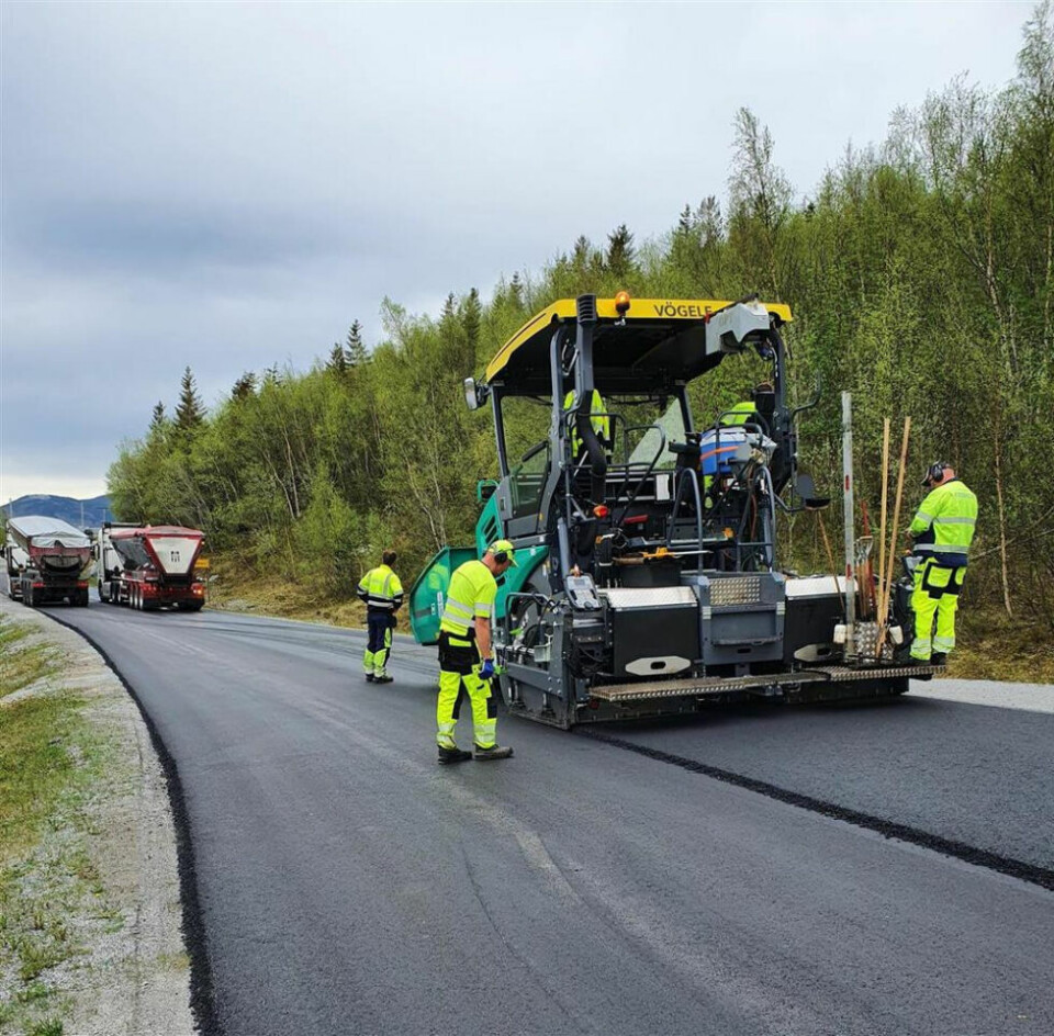 NY ASFALT. 160 kilometer fylkesvei vil få ny asfalt i år. Ni kilometer av disse ligger i Beiarn. NY ASFALT. 160 kilometer fylkesvei vil få ny asfalt i år. Ni kilometer av disse ligger i Beiarn. Foto: Petter Sandmo