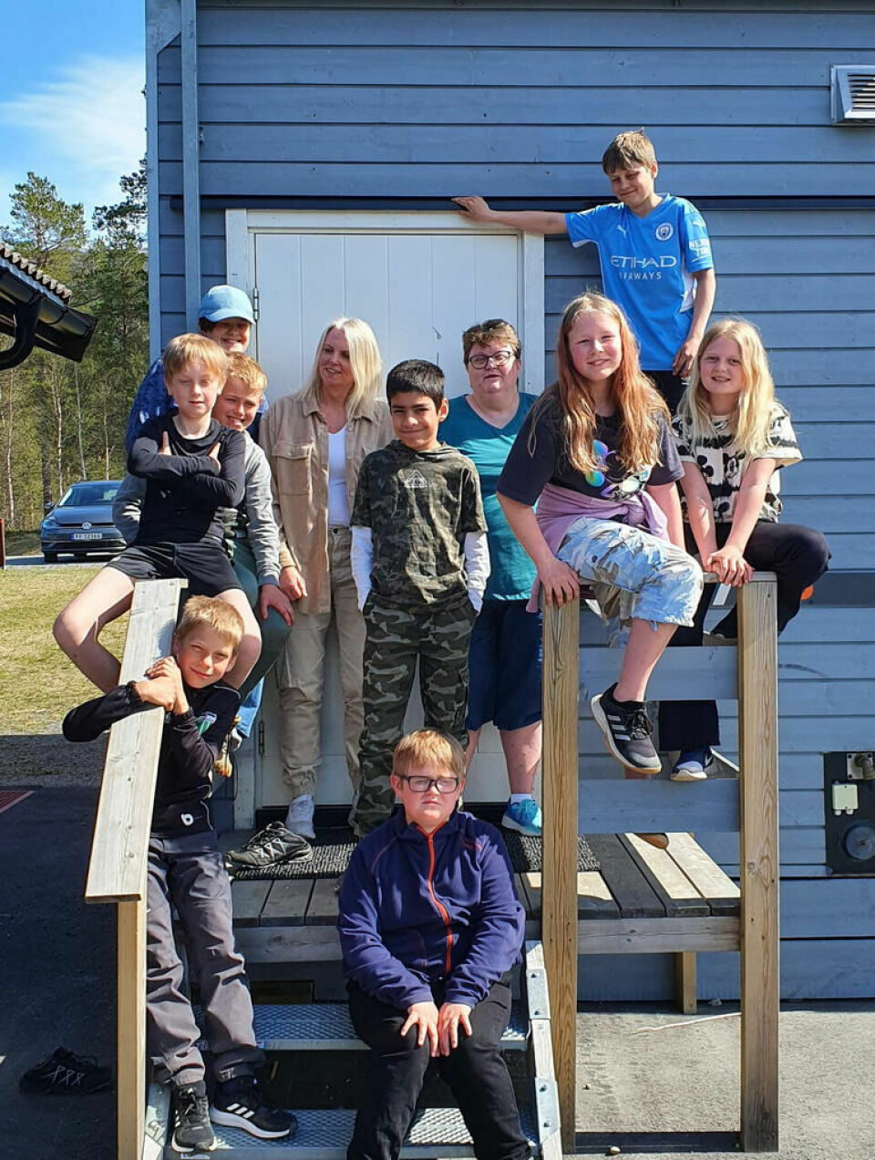 ALLE FÅR REISE. I finalen skal fire elever fra klassen konkurrere i både teoretiske og praktiske oppgaver som har med skog og natur å gjøre, sammen med 10. klasser fra hele Norge. Kommunen og sponsorbidrag fra Salten skogselskap og Allskog, har bidratt til at hele klassen på 10 elever kan dra nedover til finalen, og oppleve dette sammen. Det var stor stemning i klassen da de fikk vite at alle kunne dra. ALLE FÅR REISE. I finalen skal fire elever fra klassen konkurrere i både teoretiske og praktiske oppgaver som har med skog og natur å gjøre, sammen med 10. klasser fra hele Norge. Kommunen og sponsorbidrag fra Salten skogselskap og Allskog, har bidratt til at hele klassen på 10 elever kan dra nedover til finalen, og oppleve dette sammen. Det var stor stemning i klassen da de fikk vite at alle kunne dra. Foto: Elin Beate Johannesen