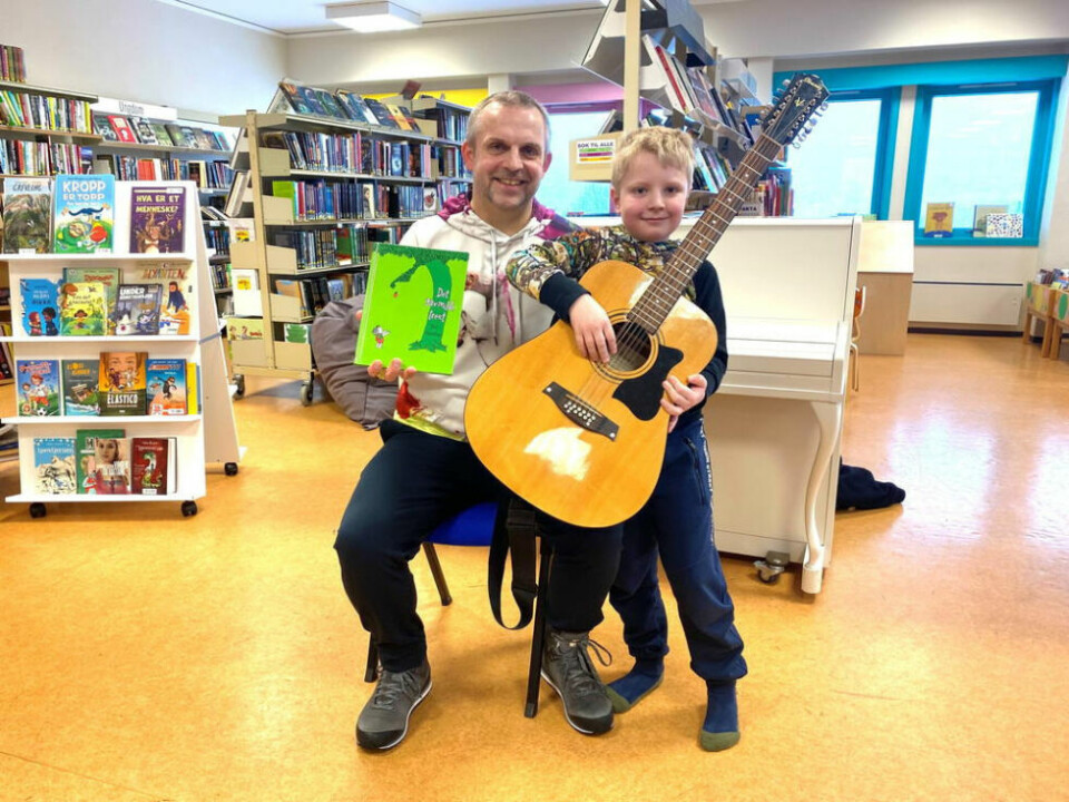 ABLEGØYER. Julian Sandbakk Paulsen (8) var en ivrig tilskuer da Kristian Winther gjestet Sørfold bibliotek sist lørdag. ABLEGØYER. Julian Sandbakk Paulsen (8) var en ivrig tilskuer da Kristian Winther gjestet Sørfold bibliotek sist lørdag. Foto: Eva S. Winther