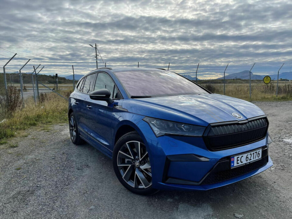 RENT LEKKER. Nye Skoda Enyaq er kanskje noe av det mer linjelekre som finnes i det mellomstore SUV-segmentet for elbiler. Og i blåfargen som denne, ser den ut som et stort godteri. RENT LEKKER. Nye Skoda Enyaq er kanskje noe av det mer linjelekre som finnes i det mellomstore SUV-segmentet for elbiler. Og i blåfargen som denne, ser den ut som et stort godteri. Foto: Alle foto: Helge Simonsen