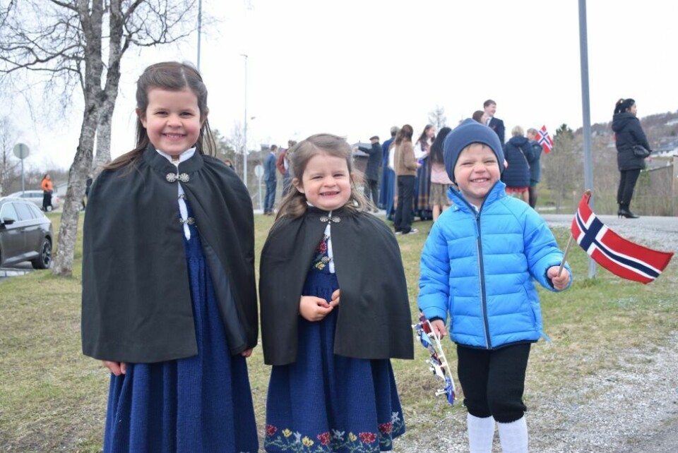 Johanne (6) og Anette Koskinen (3) fra Grønås sammen med Aron Nilsen (4) fra Bodø på 17. mai på Straumen. Johanne (6) og Anette Koskinen (3) fra Grønås sammen med Aron Nilsen (4) fra Bodø på 17. mai på Straumen. Foto: Eva S. Winther