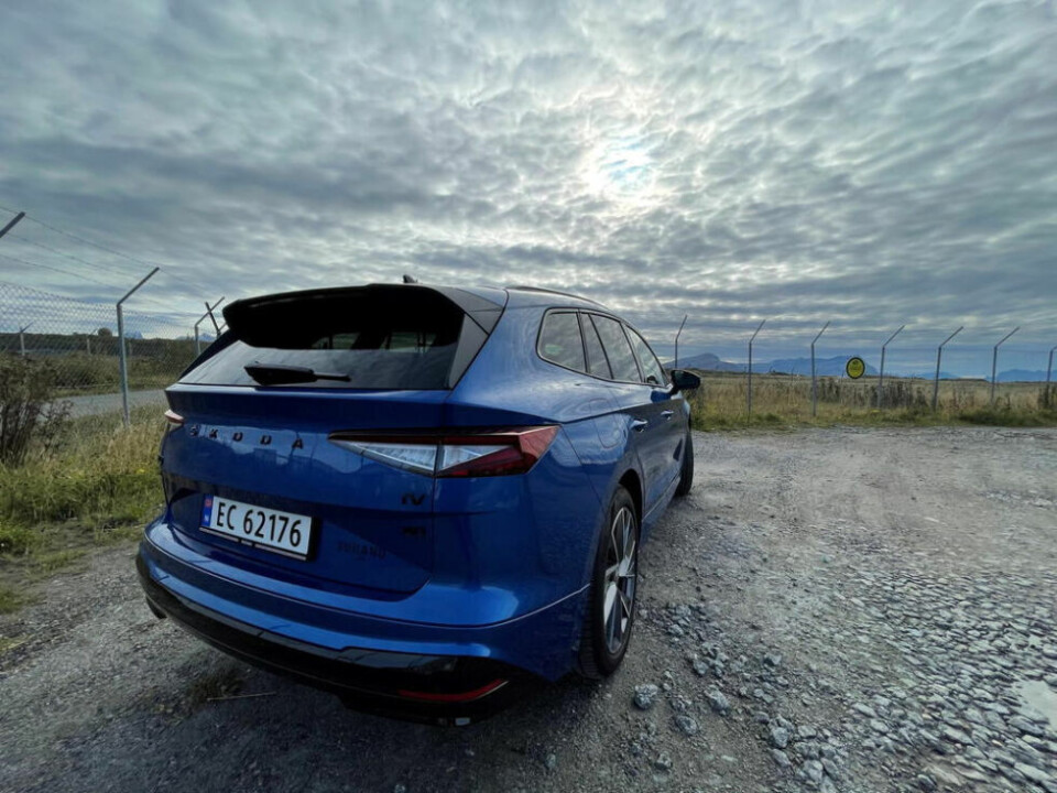 GOD PLASS. Det meste stemmer med Skoda Enyaq, og foruten et pent utseende, er det ikke noe å utsette på den innvendige plassen heller. GOD PLASS. Det meste stemmer med Skoda Enyaq, og foruten et pent utseende, er det ikke noe å utsette på den innvendige plassen heller.