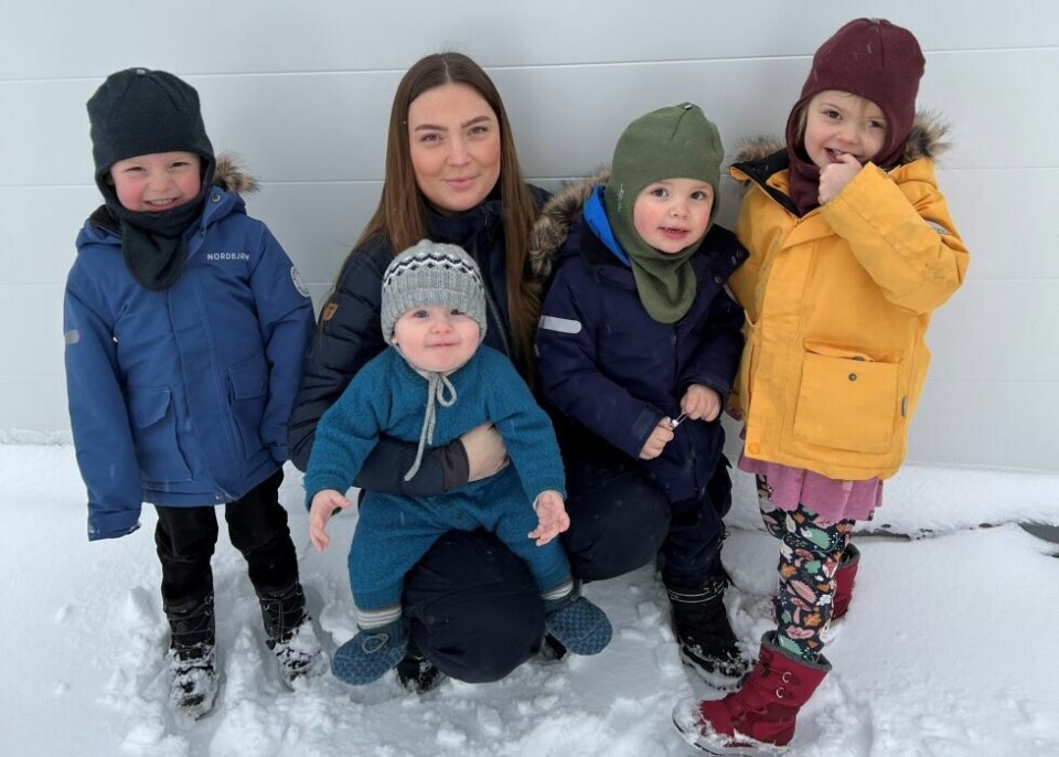 MÅ HA SFO. Dina Ferstad er oppgitt over SFO-kuttet sammen med barna Aléna på fem år, Arian på fire, Casper på to og nyankommede Milan på åtte måneder. MÅ HA SFO. Dina Ferstad er oppgitt over SFO-kuttet sammen med barna Aléna på fem år, Arian på fire, Casper på to og nyankommede Milan på åtte måneder. Foto: John Skoglund
