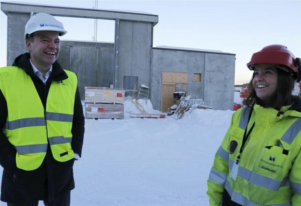 FORTRINN. Fylkesrådsleder Tomas Norvoll og prosjektleder Sandra Olsen foran bygget som skal huse en helt ny transformator i Mo Industripark. Norvoll mener at overskudd av ren fornybar kraft er Nord-Norge sitt aller største fortrinn. FORTRINN. Fylkesrådsleder Tomas Norvoll og prosjektleder Sandra Olsen foran bygget som skal huse en helt ny transformator i Mo Industripark. Norvoll mener at overskudd av ren fornybar kraft er Nord-Norge sitt aller største fortrinn. Foto: Trond-Erlens Willassen