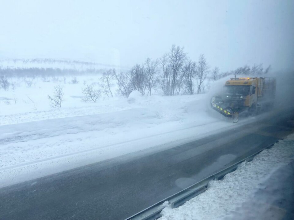 JOBBER PÅ. Brøytemannskapene på Saltfjellet gjør det de kan for å holde veien åpen. JOBBER PÅ. Brøytemannskapene på Saltfjellet gjør det de kan for å holde veien åpen. Foto: Kenneth Strømsvåg