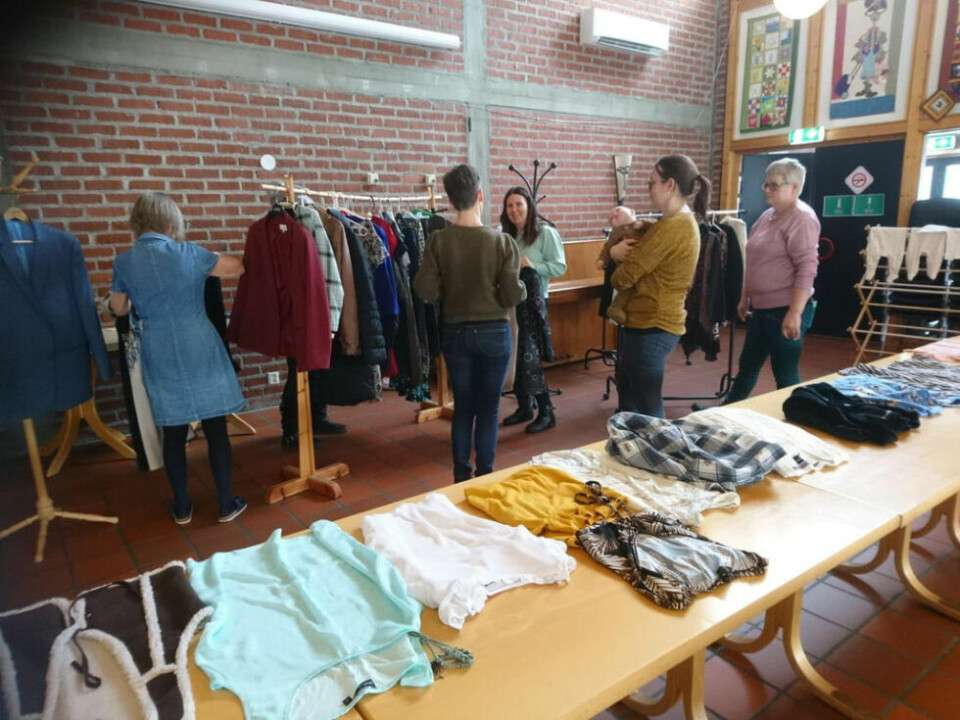 GODT FORNØYD. Klesbyttedagen på Kobbelv vertshus ga mersmak, og husflidslagene i Sørfold har allerede booket lokale til neste år. GODT FORNØYD. Klesbyttedagen på Kobbelv vertshus ga mersmak, og husflidslagene i Sørfold har allerede booket lokale til neste år. Foto: Ann Katrin Sætrevik