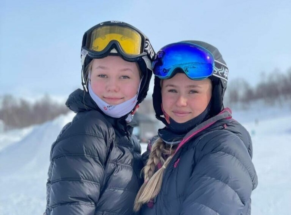 GODE VENNER. Marte og Wenche i 9. trinn strålte om kapp med påskesola i Daja gjennom vinteraktivitetsdagen. 150 av elevene ved ungdomstrinnene på Vestmyra skole valgte seg Fjellandsbyen den siste skoledagen før ferien satte inn. GODE VENNER. Marte og Wenche i 9. trinn strålte om kapp med påskesola i Daja gjennom vinteraktivitetsdagen. 150 av elevene ved ungdomstrinnene på Vestmyra skole valgte seg Fjellandsbyen den siste skoledagen før ferien satte inn. Foto: Vestmyra skole