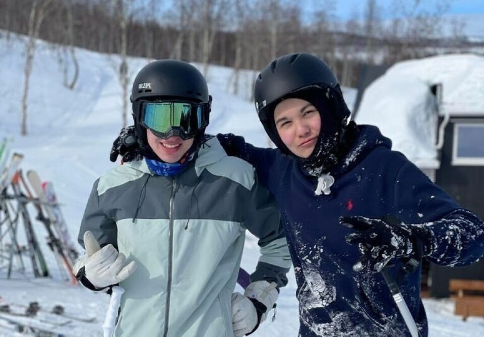 VENNSKAP PÅ TVERS AV TRINN. Erik Mathias i 9. trinn og Simon i 8. trinn hadde en fin dag med resten av elevene under vinteraktivitetsdagen på fjellet. VENNSKAP PÅ TVERS AV TRINN. Erik Mathias i 9. trinn og Simon i 8. trinn hadde en fin dag med resten av elevene under vinteraktivitetsdagen på fjellet. Foto: Vestmyra skole