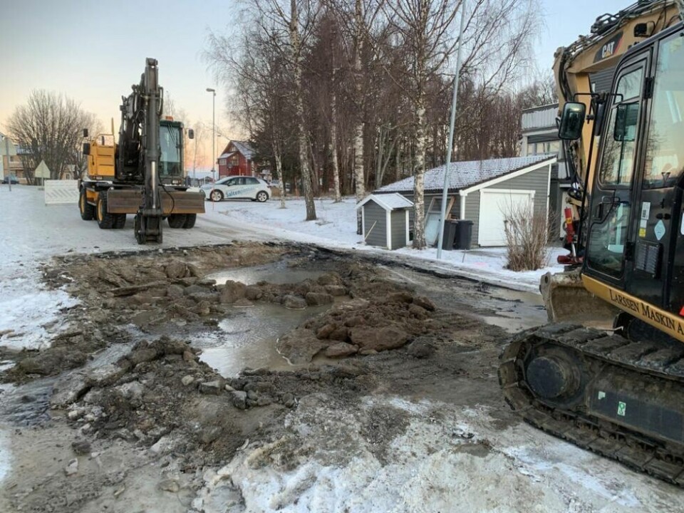 Vannet pipler opp i Buen på grunn av en vannlekkasje. Vannet pipler opp i Buen på grunn av en vannlekkasje. Foto: Frank Øvrewall