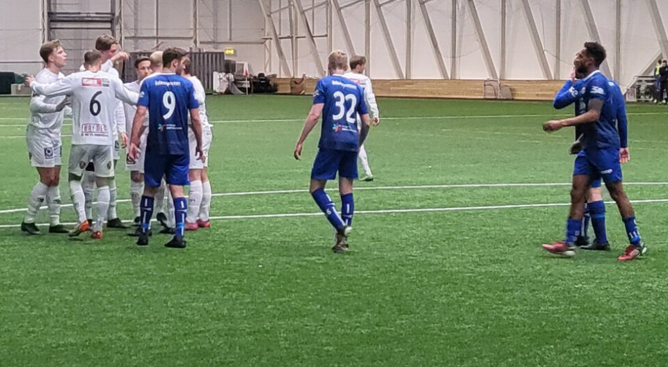 TAP. Emil Pettersen (9), Petter Valla (32) og Donat Tseguay må bare konstatere at Rana har scoret igjen og i praksis avgjort kampen. TAP. Emil Pettersen (9), Petter Valla (32) og Donat Tseguay må bare konstatere at Rana har scoret igjen og i praksis avgjort kampen. Foto: Stig Bjørnar Karlsen