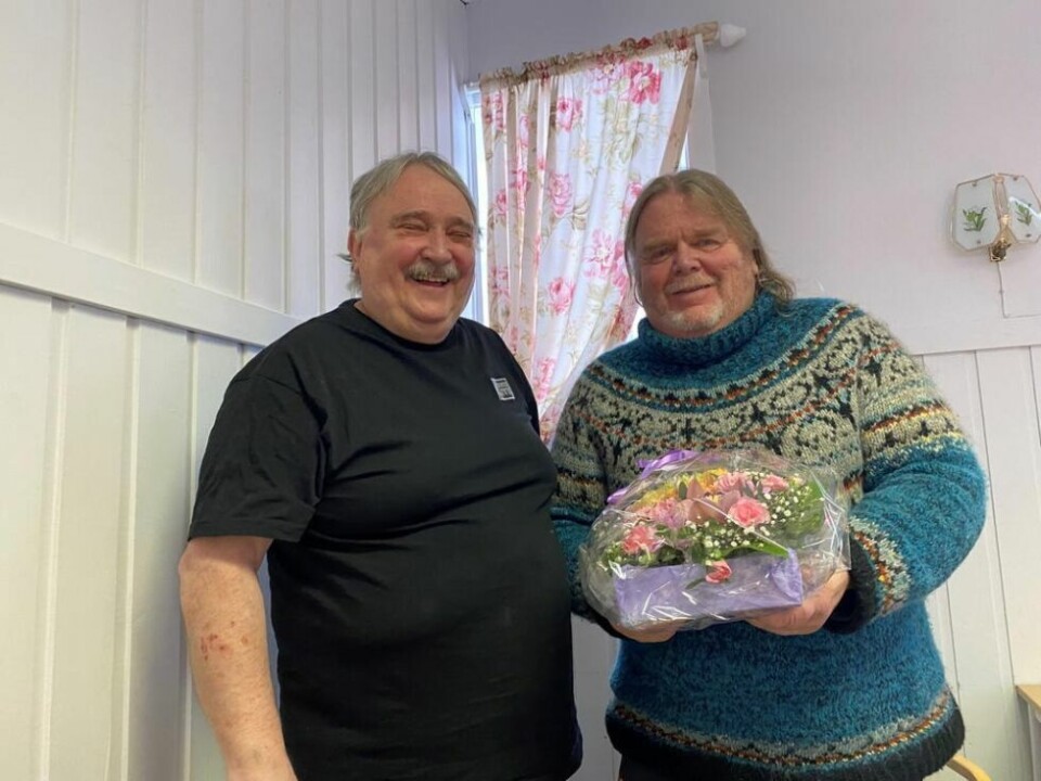 GLEDENS DAG. Fredag ble det feiret at LHL Fauske får bli i bygget på Teletunet. Her er Asle Sommerli og Ole Orvin fra styret med blomster som de andre hadde kjøpt til styreleder Orvin for innsatsen i saken. GLEDENS DAG. Fredag ble det feiret at LHL Fauske får bli i bygget på Teletunet. Her er Asle Sommerli og Ole Orvin fra styret med blomster som de andre hadde kjøpt til styreleder Orvin for innsatsen i saken. Foto: LHL