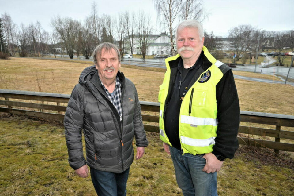 AKSJONSKLARE. Jarl Olsen og Børge Os i Lions Club Fauske er klare for innsamlingsaksjon lørdag. AKSJONSKLARE. Jarl Olsen og Børge Os i Lions Club Fauske er klare for innsamlingsaksjon lørdag. Foto: Kenneth Strømsvåg