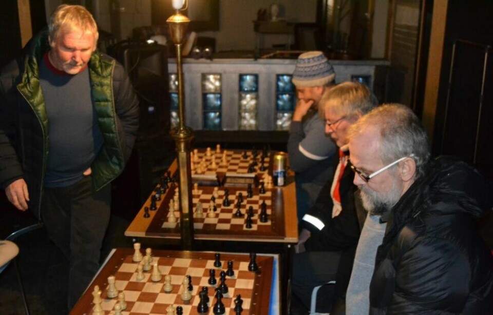 SIMULTAN-SJAKK. Leder av Misvær sjakk-klubb, Frank Reidar Simonsen spiller simultan-sjakk mot Øivin Johansen, Rune Paulsen og Jan Erik Opli. SIMULTAN-SJAKK. Leder av Misvær sjakk-klubb, Frank Reidar Simonsen spiller simultan-sjakk mot Øivin Johansen, Rune Paulsen og Jan Erik Opli. Foto: Ole Kristian Andreassen