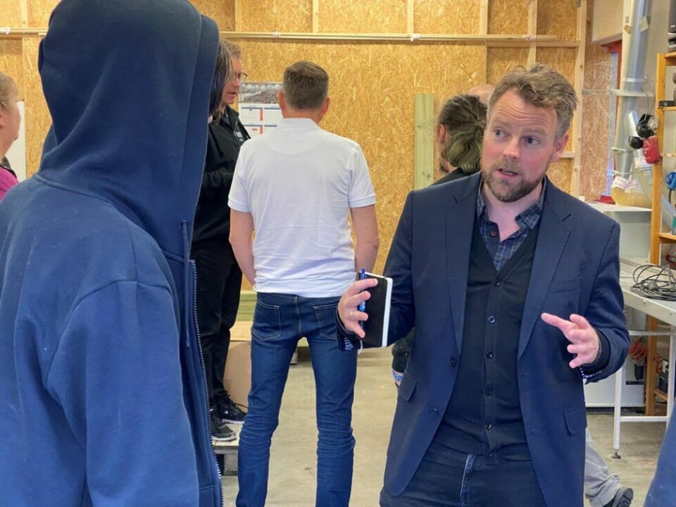 TAR LÆRDOM. Torbjørn Røe Isaksen kom til Saltdal for å snakke med de som er på Vev-Al-Plast for å jobbe, og hvilke utfordringer det er knyttet til et tungrodd system for å få det til. TAR LÆRDOM. Torbjørn Røe Isaksen kom til Saltdal for å snakke med de som er på Vev-Al-Plast for å jobbe, og hvilke utfordringer det er knyttet til et tungrodd system for å få det til. Foto: Helge Simonsen