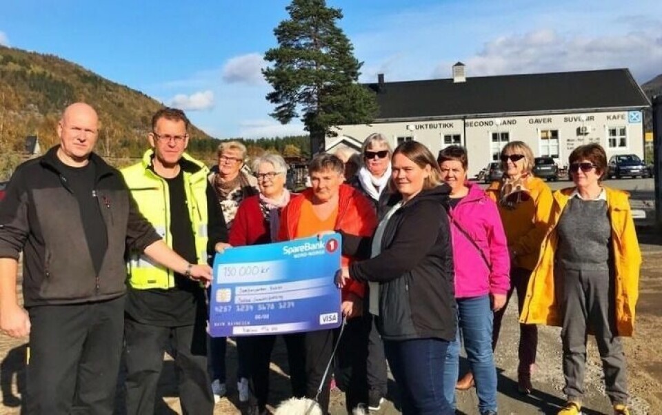 SJEKK. Leder i Saltdal sanitetsforening, Cecilie Bringslimark overleverer sjekken på 150.000 kroner til Thorbjørn Håkonsen og Sverre Breivik ved Kaleido Bruktbutikk og kafè. Pengene skal gå til å anlegge en park med navnet Samfunnsparken på Røkland. SJEKK. Leder i Saltdal sanitetsforening, Cecilie Bringslimark overleverer sjekken på 150.000 kroner til Thorbjørn Håkonsen og Sverre Breivik ved Kaleido Bruktbutikk og kafè. Pengene skal gå til å anlegge en park med navnet Samfunnsparken på Røkland.