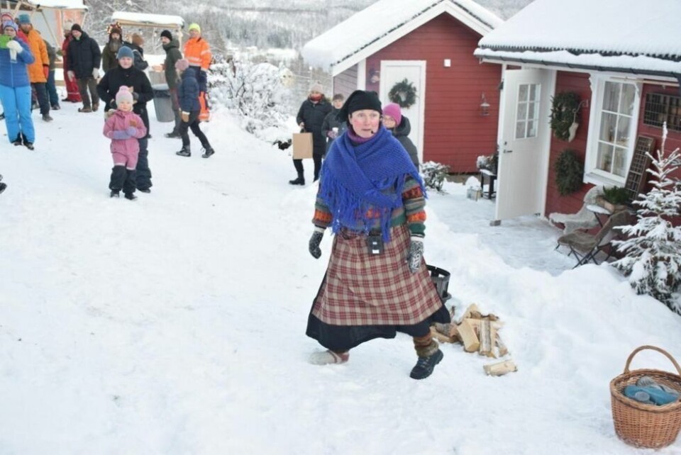 SKOLØS. Julle (Barbro Laxaa) hadde mistet den ene skoen sin, og mistenkte at det var nissen som hadde tatt den. Alle foto: Eva S. WintherNISSEMYSTERIET. Til årets julemarked hos Skogfrua var det spesialskrevet en vandreforestilling. Her har gårdskona Julle (i Barbro Laxaa sin skikkelse) og hjelperne funnet et laaaaangt skjerf i skogen nedenfor skomakerverkstedet.VAR PÅ VANDRETEATER. Solveig (6) og Audun Langvand Solvang (8) fra Bodø var på julemarkedet sammen med bestemor Gunn-Tove Langvand.GJENTAR GJERNE. Fra venstre Rebecka Laxaa, hennes mor Lene Laxaa og Lenes søster Barbro Laxaa sier at vandreforestillingen frister til gjentakelse. SKOLØS. Julle (Barbro Laxaa) hadde mistet den ene skoen sin, og mistenkte at det var nissen som hadde tatt den. Alle foto: Eva S. Winther