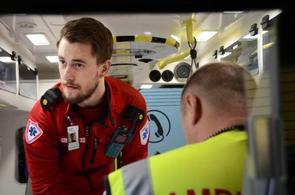 ROLIG NÅR DET TRENGS. Alexander Dønnestad (t.v.) og Vegard Evjen vet å holde hodet kaldt når det handler om å berge liv. Det er mye som kreves av de som skal jobbe i ambulansetjenesten, men begge to stortrives i yrket. ROLIG NÅR DET TRENGS. Alexander Dønnestad (t.v.) og Vegard Evjen vet å holde hodet kaldt når det handler om å berge liv. Det er mye som kreves av de som skal jobbe i ambulansetjenesten, men begge to stortrives i yrket. Foto: Ida Kristin Dølmo/Nordlandssykehuset