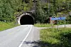 HENGER. Det henger kabler fra taket i MIddagsfjellet tunnel. Foto: Arild Bjørnbakk