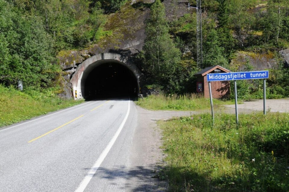 HENGER. Det henger kabler fra taket i MIddagsfjellet tunnel. HENGER. Det henger kabler fra taket i MIddagsfjellet tunnel. Foto: Arild Bjørnbakk