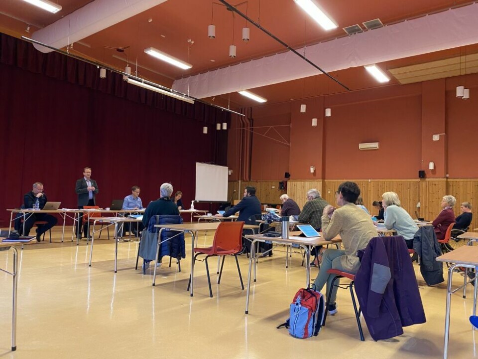Jeg ønsker ikke at noen skal mistenke meg for å være partisk i min dekning av saker, ikke minst når det gjelder politikk. Dersom samboeren min hadde blitt valgt inn i Sørfold kommunestyre (bildet), hadde jeg måttet slutte å dekke politiske saker i kommunen. Jeg ønsker ikke at noen skal mistenke meg for å være partisk i min dekning av saker, ikke minst når det gjelder politikk. Dersom samboeren min hadde blitt valgt inn i Sørfold kommunestyre (bildet), hadde jeg måttet slutte å dekke politiske saker i kommunen. Foto: Eva S. Winther
