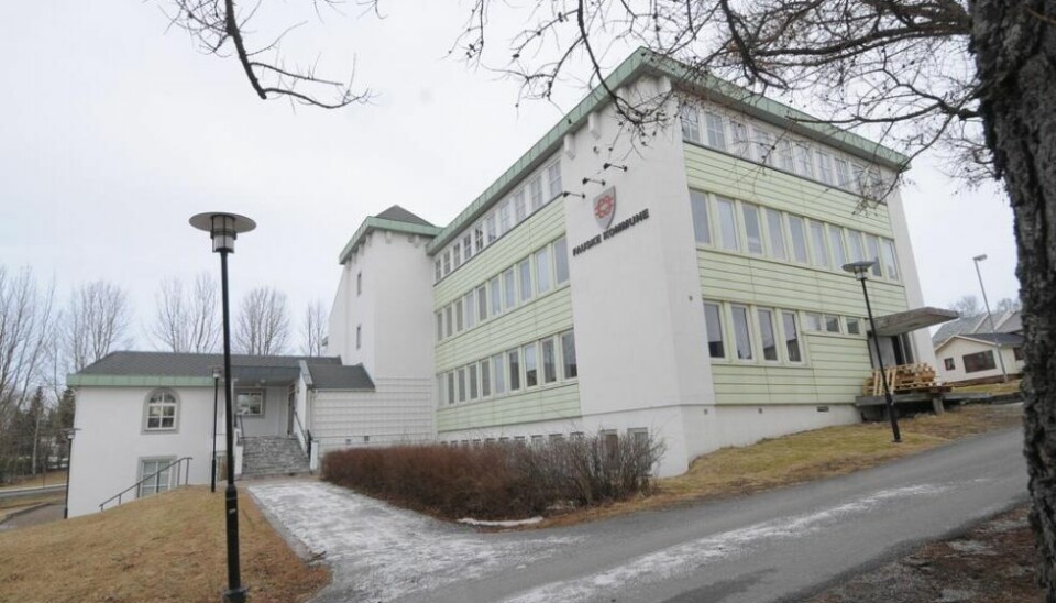 KAN RYKE. Tomta som administrasjonsbygget til Fauske kommune står på, er blant de som saksøkerne vil ha tilbake. KAN RYKE. Tomta som administrasjonsbygget til Fauske kommune står på, er blant de som saksøkerne vil ha tilbake. Foto: Arild Bjørnbakk