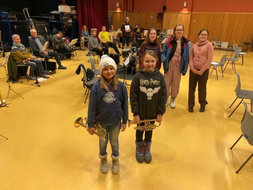 VIL HA FLERE MED. Straumen skole- og ungdomskorps vil ha flere barn og unge med. Niåringene Malin Kamfjord (t.v.) og Mina Skogheim Norman er de yngste i korpset, mens 15-åringene bak, fra venstre Tilde Meisfjord, Lilli Skogheim Norman og Jenny Thuv har vært med en stund. VIL HA FLERE MED. Straumen skole- og ungdomskorps vil ha flere barn og unge med. Niåringene Malin Kamfjord (t.v.) og Mina Skogheim Norman er de yngste i korpset, mens 15-åringene bak, fra venstre Tilde Meisfjord, Lilli Skogheim Norman og Jenny Thuv har vært med en stund. Foto: Eva S. Winther