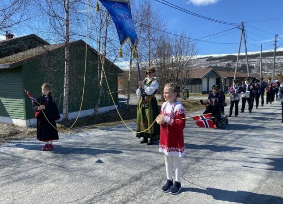 BLE REKRUTTERT. Her er Malin (t.v.) og Mina på 17. mai 2020, der de hadde ansvaret for å bære duskene til korpsets fane. Grete B. Kamfjord er fanebærer. Det var etter dette at jentene ble spurt om å være med i korpset. BLE REKRUTTERT. Her er Malin (t.v.) og Mina på 17. mai 2020, der de hadde ansvaret for å bære duskene til korpsets fane. Grete B. Kamfjord er fanebærer. Det var etter dette at jentene ble spurt om å være med i korpset. Foto: Eva S. Winther