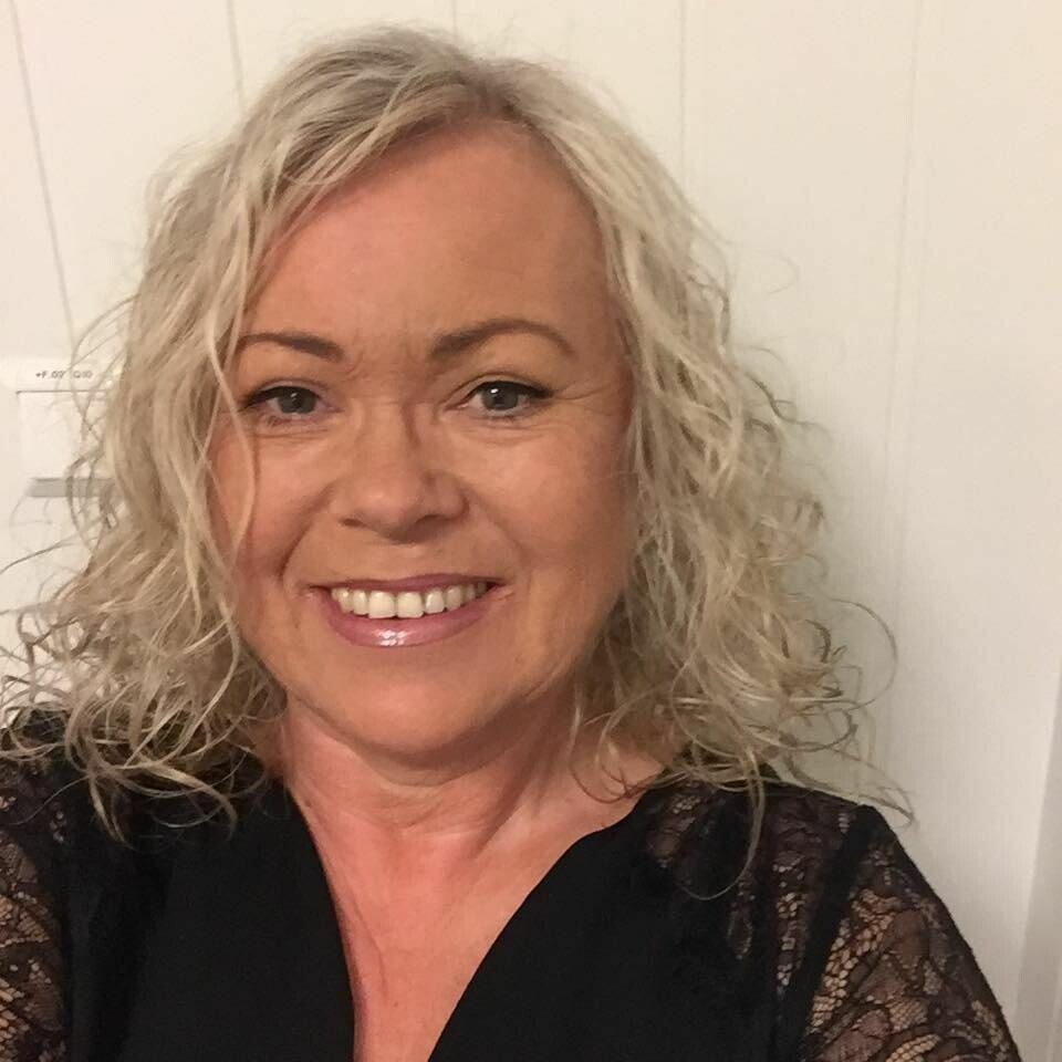 POSITIV. Frisørsalong-eier Ann Merethe Bjørgås er positiv til at Beiarn kommune bør legge til rette for å få etablert frisør i bygda. POSITIV. Frisørsalong-eier Ann Merethe Bjørgås er positiv til at Beiarn kommune bør legge til rette for å få etablert frisør i bygda. Foto: Privat