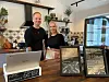 ØNSKER GJESTENE VELKOMMEN. Ørjan og Silje Aasen hadde mye godt på menyen, da de åpnet dørene til Sukkerfruen kafe i dag. Foto: Lise Ailin Rosvoll Berntzen