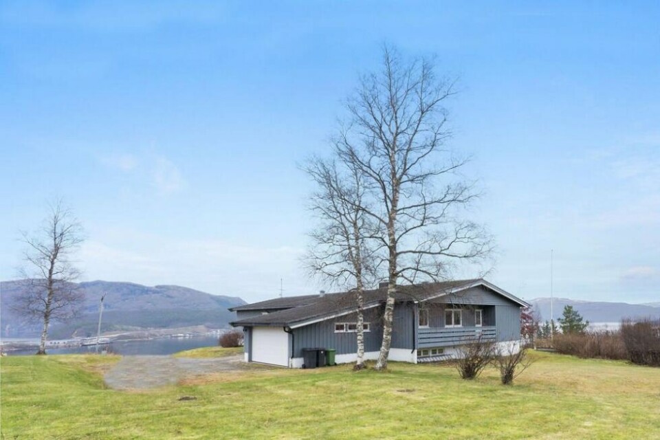 UTSIKT. Huset i Furuveien 3 ligger flott til på Fauske, med en fantastisk utsikt. Ikke rart at mange vil sikre seg det.STORT HUS. Kjøperen får ikke bare utsikt, men også 400 kvadratmeter bruksareal å boltre seg på. UTSIKT. Huset i Furuveien 3 ligger flott til på Fauske, med en fantastisk utsikt. Ikke rart at mange vil sikre seg det.