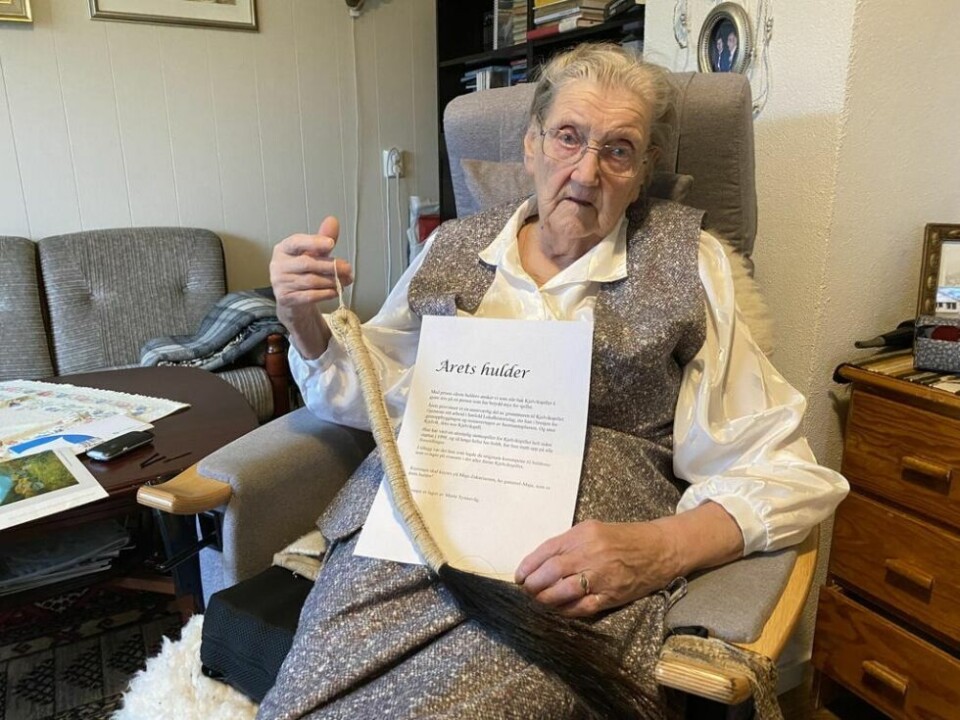 FIKK PRIS. Marie 'Maja' Zakariassen (93) er utnevnt til Årets hulder av Kjelvikspillet. Hun har fått sin egen huldrehale. Begge foto: KjelvikspilletSPESIALKAKE. Det hele ble feiret med kake, som selvsagt hadde bilde og logo på.LOKALHISTORIE. Maja Zakariassen var med da Sørfold Lokalhistorielag overtok og fikk satt i stand husmannsplassen i Kjelvik, der Kjelvikspillet bruker å være. Her fra en Kjelvikdag i 2012. FIKK PRIS. Marie 'Maja' Zakariassen (93) er utnevnt til Årets hulder av Kjelvikspillet. Hun har fått sin egen huldrehale. Begge foto: Kjelvikspillet