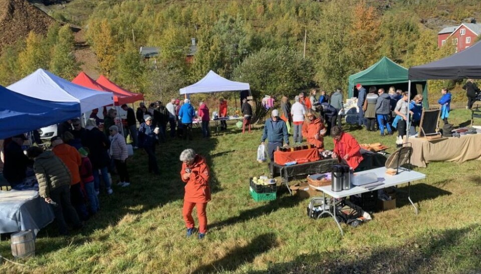 FOLKSOMT. Både her på Jakobsbakken og i Daja var det masse folk rundt salgsbodene undeer Fjellet for alle lørdag. FOLKSOMT. Både her på Jakobsbakken og i Daja var det masse folk rundt salgsbodene undeer Fjellet for alle lørdag. Foto: Espen Johansen
