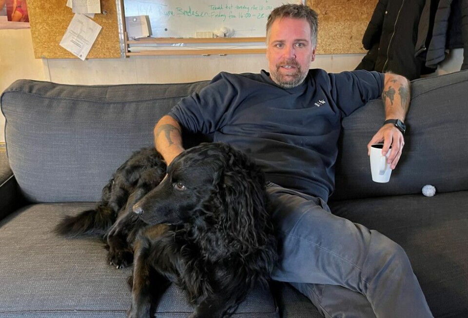 LANGE DAGER. Festivalsjef Øivind Holthe og hunden Ringo har mange timer sammen med de andre som jobber med Blåfrost i dette rommet. At de nå endelig kan presentere et nytt program, med en headliner som Madrugada, er stort for selv en dreven festivalarrangør. LANGE DAGER. Festivalsjef Øivind Holthe og hunden Ringo har mange timer sammen med de andre som jobber med Blåfrost i dette rommet. At de nå endelig kan presentere et nytt program, med en headliner som Madrugada, er stort for selv en dreven festivalarrangør. Foto: Helge Simonsen