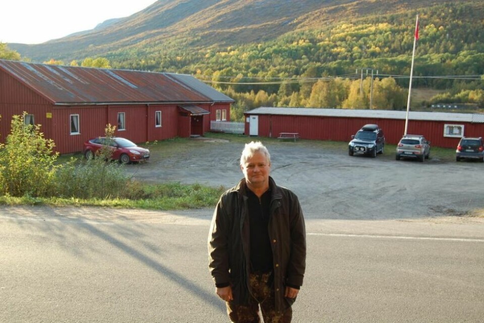 I GANG TIL VÅREN. Leder Lars Fossum i Valnesfjord skytterlag gleder seg til klubben river standplassbygget til høyre, og får både innendørs skytebane og utendørs standplass med mindre støy. I GANG TIL VÅREN. Leder Lars Fossum i Valnesfjord skytterlag gleder seg til klubben river standplassbygget til høyre, og får både innendørs skytebane og utendørs standplass med mindre støy. Foto: Stig Bjørnar Karlsen