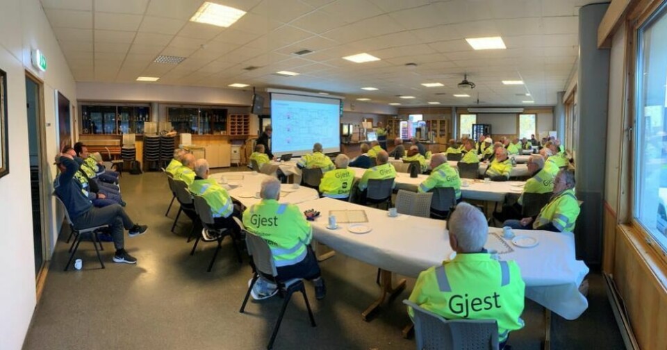 TILBAKE IGJEN. Elkem Salten inviterte tilbake mange av sine pensjonerte tidligere arbeidere for å se hva som her skjedd på tomta de siste årene. I kantina fikk de en gjennomgang av det nye gjenvinningsanlegget som nå er ferdig. TILBAKE IGJEN. Elkem Salten inviterte tilbake mange av sine pensjonerte tidligere arbeidere for å se hva som her skjedd på tomta de siste årene. I kantina fikk de en gjennomgang av det nye gjenvinningsanlegget som nå er ferdig. Foto: Elkem Salten
