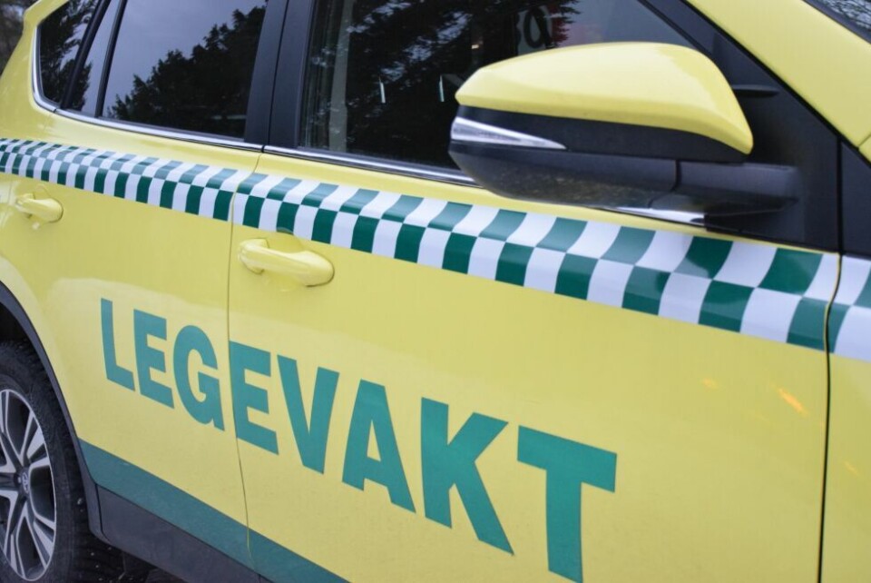 MÅTTE REDDES. Kvinne i 20-årene måtte ha hjelp fra Røde Kors for å komme seg til legevakten etter at hun hadde skadet et kne på tur. MÅTTE REDDES. Kvinne i 20-årene måtte ha hjelp fra Røde Kors for å komme seg til legevakten etter at hun hadde skadet et kne på tur. Foto: Ina Sand Solli