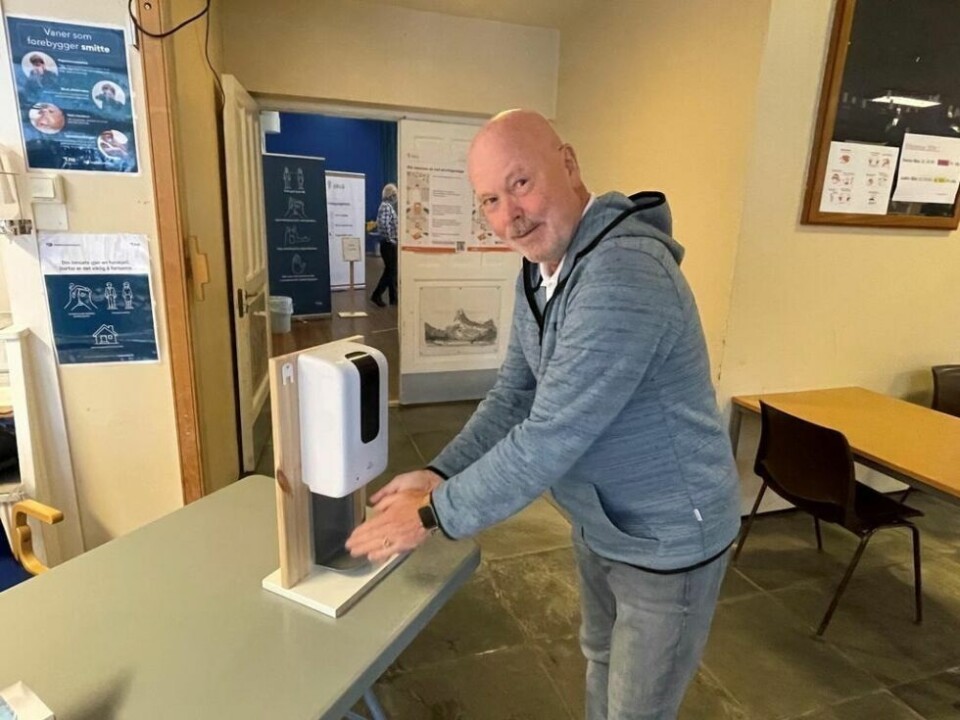 HISTORISK. Vanligvis er det forbudt å omsette alkohol på valgdagen, men i år er spriten obligatorisk før man avlegger stemmen. Per Jonny Olsen gjør som han skal. HISTORISK. Vanligvis er det forbudt å omsette alkohol på valgdagen, men i år er spriten obligatorisk før man avlegger stemmen. Per Jonny Olsen gjør som han skal. Foto: Helge Simonsen