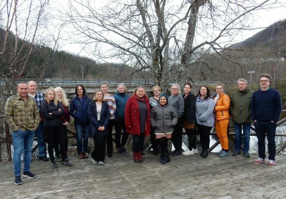 SAMLET I SØRFOLD: Sten-Robert Hansen, Anders Gangstøe, Siv Tone Jensen, Gerd Bente Jakobsen, Borghild Wingan, Paulina Zvezdova, Ida Nilsen, Lena P. Osnes, Ida Beate Otterlei, Gro Rykkelid, Oddbjørg Odden, Miriam Joya, Janne Westgård Mikalsen, Tonje Strømhaug, Sissel Horndal, Heidi Sørgård, Svein Martin Bækkevold og Stig Haug. SAMLET I SØRFOLD: Sten-Robert Hansen, Anders Gangstøe, Siv Tone Jensen, Gerd Bente Jakobsen, Borghild Wingan, Paulina Zvezdova, Ida Nilsen, Lena P. Osnes, Ida Beate Otterlei, Gro Rykkelid, Oddbjørg Odden, Miriam Joya, Janne Westgård Mikalsen, Tonje Strømhaug, Sissel Horndal, Heidi Sørgård, Svein Martin Bækkevold og Stig Haug. Foto: Bente Braaten