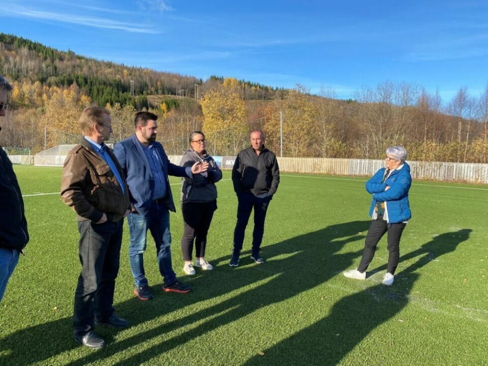 SÅ PÅ LAKSELVA. Anlegget på Lakselva stadion nærmer seg 40 år og er preget av slitasje. Formannskapet var nylig på befaring i forbindelse med at kommunedelplanen for idrett, fysisk aktivitet og friluftsliv skal revideres. Fra venstre ordfører Gisle Hansen (Sp), Kolbjørn Mathisen (Ap), Silje Sørfjordmo Paulsen (Sp), Sten Robert Hansen (H) og Unn Karin Pedersen (Ap). SÅ PÅ LAKSELVA. Anlegget på Lakselva stadion nærmer seg 40 år og er preget av slitasje. Formannskapet var nylig på befaring i forbindelse med at kommunedelplanen for idrett, fysisk aktivitet og friluftsliv skal revideres. Fra venstre ordfører Gisle Hansen (Sp), Kolbjørn Mathisen (Ap), Silje Sørfjordmo Paulsen (Sp), Sten Robert Hansen (H) og Unn Karin Pedersen (Ap). Foto: Eva S. Winther