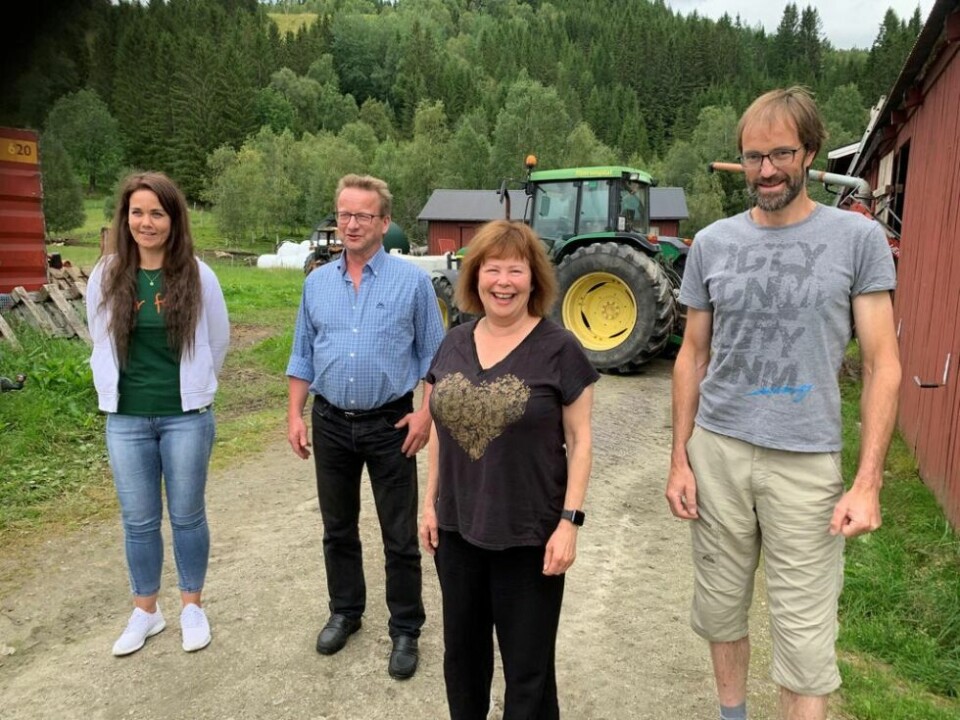 FORANDRE. Senterpartiet vil endre rovdyr-politikken dersom de får innflytelse etter valget i høst. Fra venstre Trine Fagervik som er er fylkesleder for Senterpartiet i Nordland, og står på 3. plass på Senterpartiets valgliste i Nordland. Ved siden av henne står Gisle Hansen, stortingsrepresentant Siv Mossleth og gårdbruker Johan Rødås. FORANDRE. Senterpartiet vil endre rovdyr-politikken dersom de får innflytelse etter valget i høst. Fra venstre Trine Fagervik som er er fylkesleder for Senterpartiet i Nordland, og står på 3. plass på Senterpartiets valgliste i Nordland. Ved siden av henne står Gisle Hansen, stortingsrepresentant Siv Mossleth og gårdbruker Johan Rødås. Foto: Frank Øvrewall