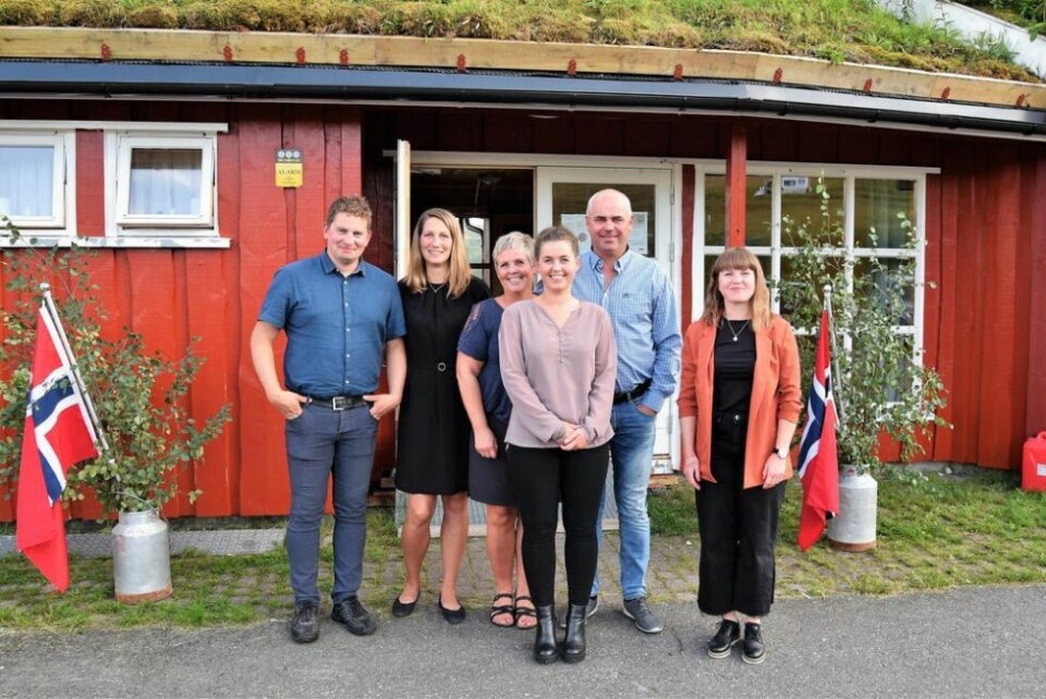 PÅ SETRA. Nåværende drivere på setra og budeier. Fra venstre bak Christian Klette, Ragnhild Klette, Kristin Nesbak og Odd-André Nesbak. Foran seterbudeiene Victoria Nesbak og Gabrielle Blåtun Johansen, sistnevnte fra Tromsø. PÅ SETRA. Nåværende drivere på setra og budeier. Fra venstre bak Christian Klette, Ragnhild Klette, Kristin Nesbak og Odd-André Nesbak. Foran seterbudeiene Victoria Nesbak og Gabrielle Blåtun Johansen, sistnevnte fra Tromsø. Foto: Lars Olav Handeland