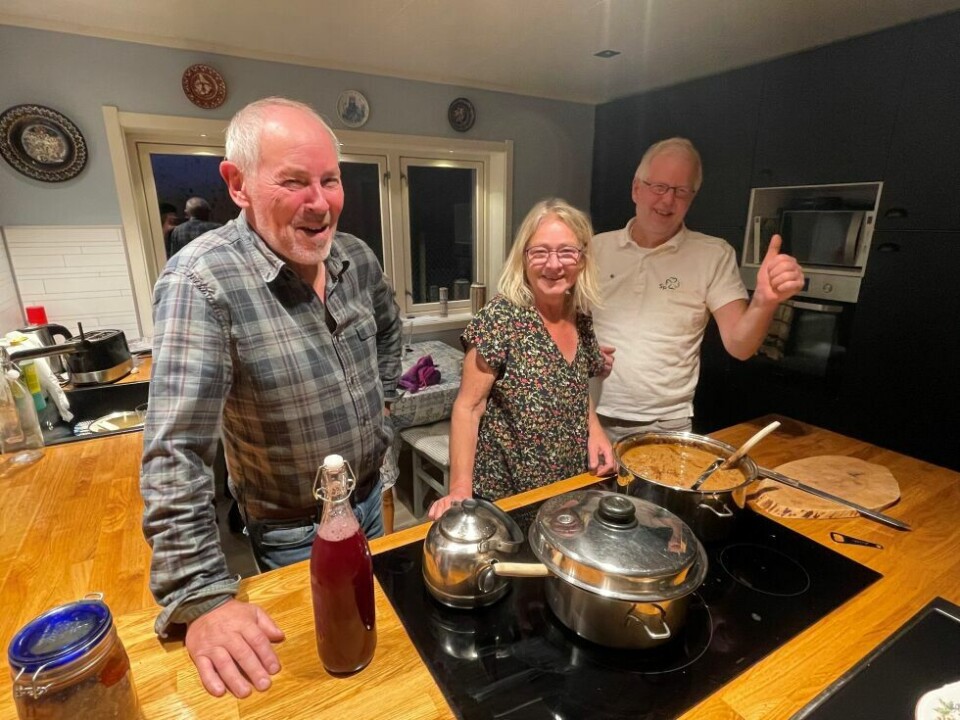 KLARE FOR FEIRING. Prognosene var ennå ikke kommet inn da Saltenposten var innom hos ordfører Rune Berg, men selvsikkerheten for et godt resultat var stor. Fra venstre: Rune Berg, Tove Berg og Roald Kristiansen. KLARE FOR FEIRING. Prognosene var ennå ikke kommet inn da Saltenposten var innom hos ordfører Rune Berg, men selvsikkerheten for et godt resultat var stor. Fra venstre: Rune Berg, Tove Berg og Roald Kristiansen. Foto: Helge Simonsen