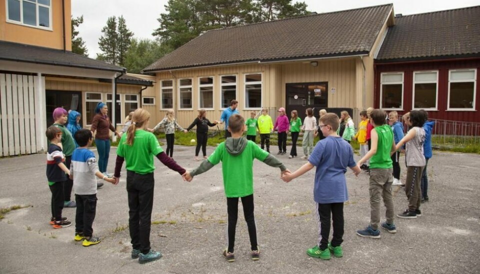 HÅND I HÅND. Alle barna skulle holde hender for å se om de kunne lede strøm gjennom hverandre. HÅND I HÅND. Alle barna skulle holde hender for å se om de kunne lede strøm gjennom hverandre. Foto: Julie Trulsvik Rasmussen