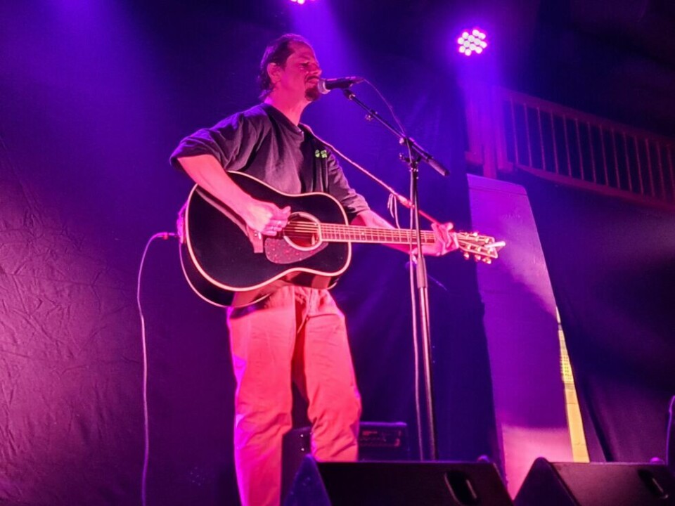 FØRSTE MANN. Arvid Nilsen var den første artisten som tok til scenen i Fauske idrettshall fredag kveld. FØRSTE MANN. Arvid Nilsen var den første artisten som tok til scenen i Fauske idrettshall fredag kveld. Foto: Andreas Vestvann Johnsen
